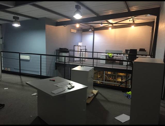 290M² WAREHOUSE RENTED IN WESTLAKE